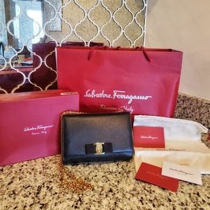 Miss Vara Bow ❤❣Clip Crossbody (Black)